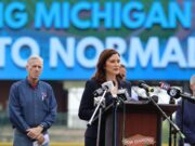 Whitmer levantará las restricciones de reuniones y mascarillas el 1 de julio