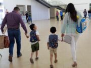 Adoptan a hermanitos de 5 y 6 años que eran maltratados por sus padres biológicos
