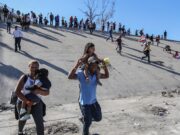 Gobernador pide 105 millones de dólares para inmigrantes