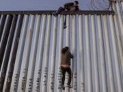 VIDEO: Embarazada escala muro fronterizo; queda atrapada a 5 metros de altura