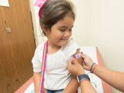 Avanza proyecto de ley que prohíbe requisito de vacuna para niños