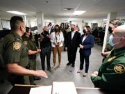 Harris se reúne con niñas migrantes y visita un puerto de entrada en frontera