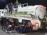 En menos de 24 horas hallan en Texas más de 160 indocumentados en camiones