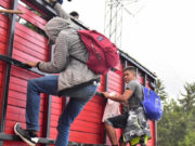 Hallan a 25 migrantes escondidos en vagón de transporte en Texas