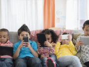 Quien debe educar a los hijos son los padres no el celular y el internet