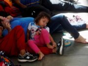 Demandan explicación de expulsión de madres migrantes y bebés nacidos en EEUU