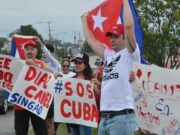 No más represión, no más dictadura cubanos de Michigan al grito de libertad