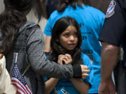 Padres separados de sus hijos por Trump piden ayuda para reconstruir su vida