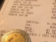 Mesero exhibe propina de 7 pesos; cliente consumió más de 2 mil