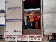 Acusan a conductor de camión refrigerado que transportaba 115 indocumentados