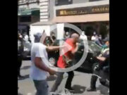 Sujeto le propina una golpiza a dos oficiales en México