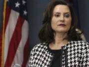 Whitmer organiza rifa para convencer a Michiganders de vacunarse