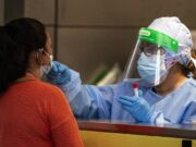 Juez ordena a ICE hacer test de covid a migrantes antes de transferirlos