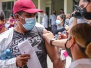 EE.UU. estudia vacunar a los migrantes que cruzan la frontera con México