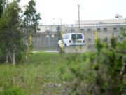 Incierto destino de 45 inmigrantes al terminar relación de condado con ICE