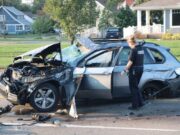 Joven hispano queda gravemente herido luego de chocar y salir volando de su auto