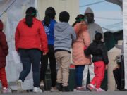 Juez veda al Gobierno expulsar a familias migrantes sin dejarles pedir asilo
