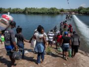 Empiezan a deportar a haitianos retenidos en la frontera
