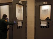 Demandan a cárcel por tener 14 meses a un migrante en confinamiento solitario