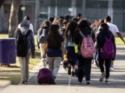 Estado anuncia más sanciones por obligar a usar cubrebocas en escuelas