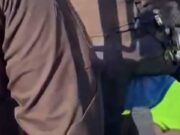 VIDEO: Joven grita que la policía “se lo quiere llevar”; acusan abuso policial