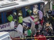 Al menos 19 muertos al chocar un autobús en el centro de México