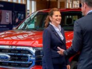 Conductores de Michigan obtendrán reembolsos del seguro: Whitmer