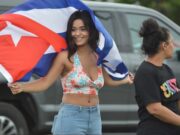 No más represión, no más dictadura cubanos de Michigan al grito de libertad