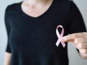 Se lleva las palmas: Joven se rapa junto a su mamá con cáncer y el video se viraliza