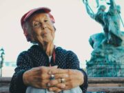 Abuelita pide sesión de fotos; ofrece pagar con manzanas (VIDEO)