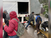 Más de 300 migrantes son hallados hacinados en un tráiler en el sur de México