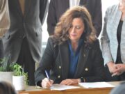 Whitmer firma en GR la legislación “Construyendo Michigan Juntos”
