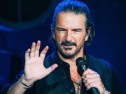 VIDEO: Ricardo Arjona cantaba “Desnuda” y una fan en Texas se despojó de toda su ropa hasta quedar en lencería