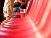 Video: lo exhiben por vender cerveza con agua en estadio