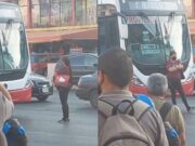 Video: Mujer se para en frente de autobús que metros atrás no le dio servicio, en Monterrey