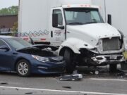 Auto choca contra un camión, el conductor y un bebé quedan gravemente heridos