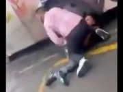 Video: Camionero rescata a mujeres de asalto y da golpiza a ladrones