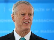 Gobernador veta licencias de conducir para indocumentados