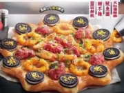 Crean pizza con galletas Oreo, pollo frito y trozos de calamar (VIDEO)