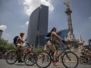 Cientos de ciclistas ruedan desnudos en Ciudad de México por seguridad vial