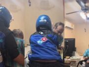 Abuelito pide pizza para que el repartidor lo ayudara a acostarse (VIDEO)