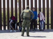 Mayoría de votantes desaprueban manejo de la frontera por parte de Biden