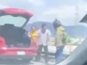 VIDEO: conductor avienta a repartidor de un puente vehicular, luego de discutir