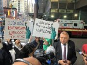 Nueva York acusa al gobernador de Texas de usar inmigrantes como «arma humana»