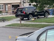 Acribillan camioneta en la que viajaban madre e hijo