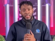 Pastor reclama a sus feligreses por no hacerle regalos de lujo; “¿no valgo Prada, no valgo Gucci?” (VIDEO)