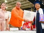 Estudiante consigue graduarse de la universidad vendiendo gomitas