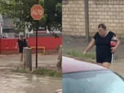 VIDEO: Mujer va a comprar refresco sin importarle las calles inundadas