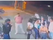 Video: Ladrón mata a su cómplice antes de asaltar a un grupo de personas