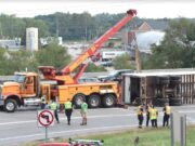 Tráiler derrama cientos de litros de leche al volcar sobre rampa de la US-131